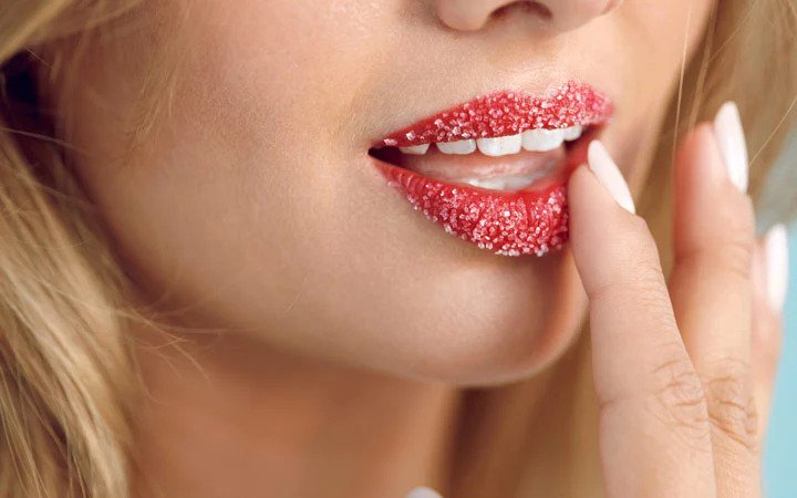 GET YOUR PERFECT POUT IN A MINUTE WITH THIS NATURAL LIP SCRUB!