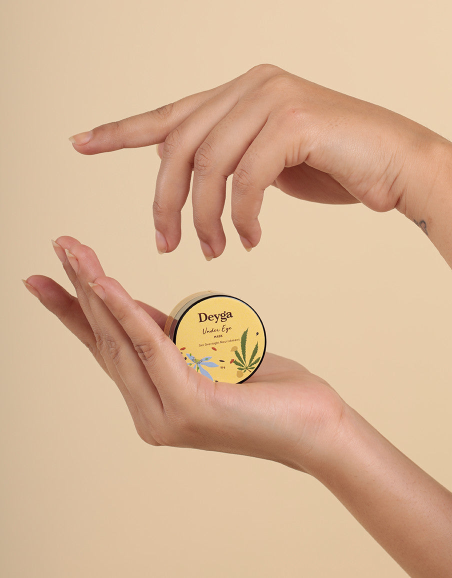 Deyga Under Eye Mask hand image